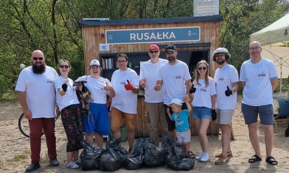 członkowie stowarzyszenia "Porozumienie dla Pragi" po akcji sprzątania na plaży Rusałka