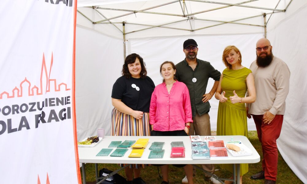 członkowie stowarzyszenia "Porozumienie dla Pragi" na stoisku na Święcie Placu Hallera