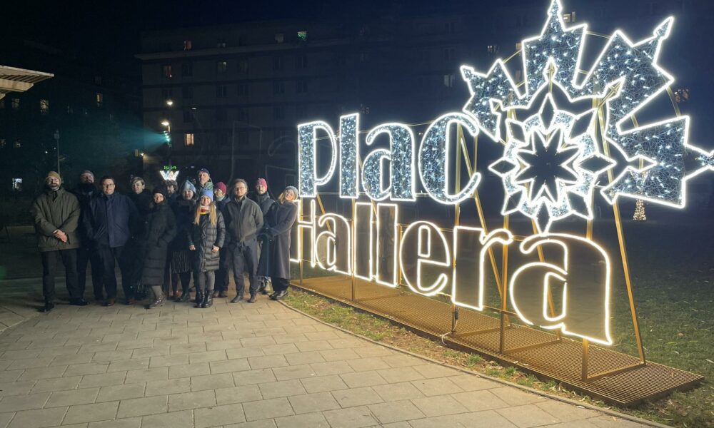 członkowie stowarzyszenia "Porozumienie dla Pragi" z iluminacją na pl. Hallera